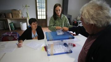 Una persona ejerce su derecho a voto en la mesa electoral del local parroquial de Recelle, en una mesa que agrupa a varias aldeas del entorno, a 28 de mayo de 2023, en Portomarín, O Páramo, Lugo, Galicia (España).