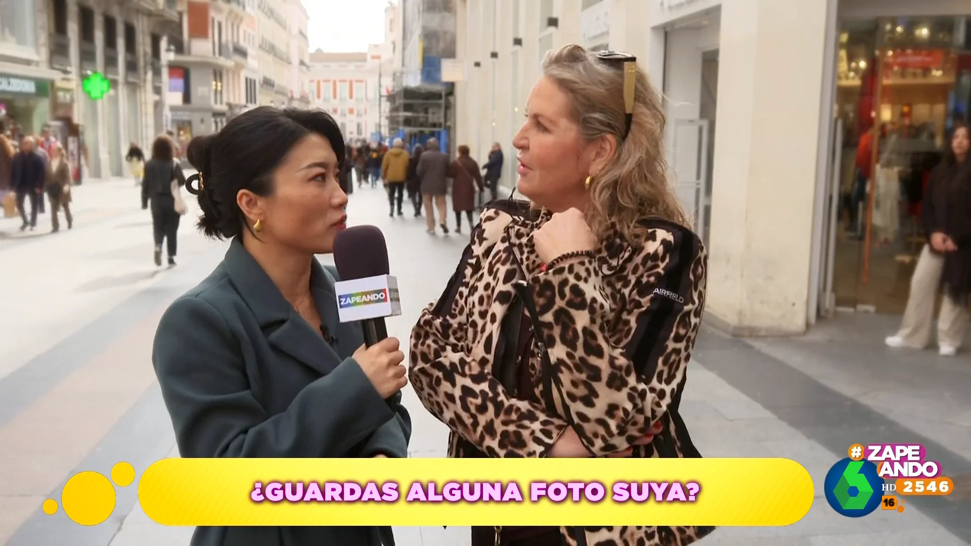 La sorpresa de Jiaping cuando una señora le explica qué ha hecho con las fotos de sus exparejas