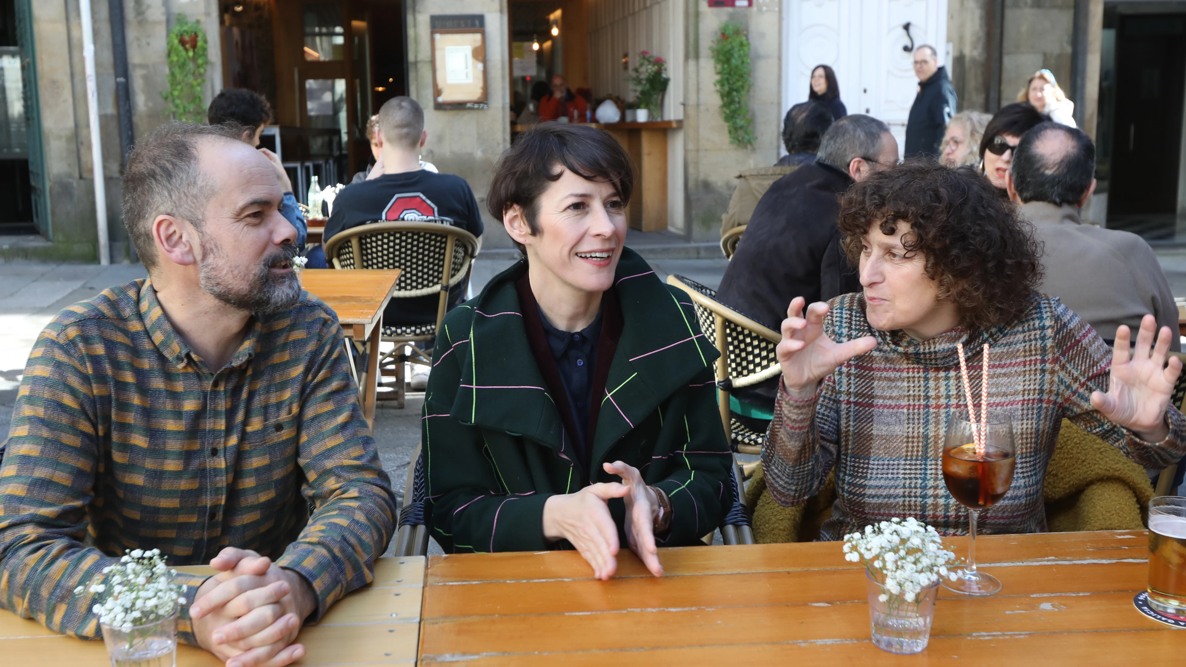 La candidata del BNG a la Presidencia de la Xunta, Ana Pontón, disfruta esta mañana en Santiago de una sesión vermú con amistades y familia.  La candidata del BNG a la Presidencia de la Xunta, Ana Pontón, disfruta esta mañana en Santiago de una sesión vermú con amistades y familia.