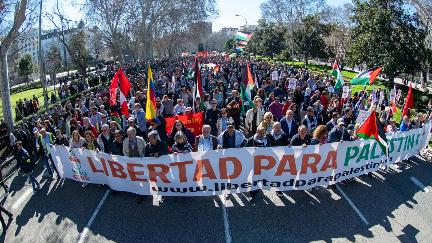 Manifestación a favor de Palestina con el lema 'No a la impunidad. Fin a la masacre' desde la plaza de Atocha hasta la Puerta del Sol, este sábado en Madrid. Manifestación a favor de Palestina con el lema 'No a la impunidad. Fin a la masacre' desde la plaza de Atocha hasta la Puerta del Sol, este sábado en Madrid.