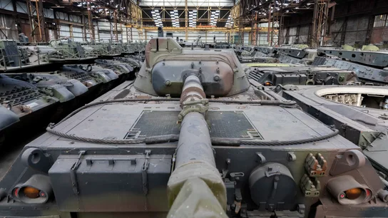 Mientras los europeos tienen que enviar Leopards 2 y otros tanques a Ucrania, unos 500 tanques pesados y ligeros (Leopards 1 y Cheetahs...) están almacenados en los hangares de la empresa de defensa OIP Land Systems, cerca de Tournais, en Bélgica. Mientras los europeos tienen que enviar Leopards 2 y otros tanques a Ucrania, unos 500 tanques pesados y ligeros (Leopards 1 y Cheetahs...) están almacenados en los hangares de la empresa de defensa OIP Land Systems, cerca de Tournais, en Bélgica.