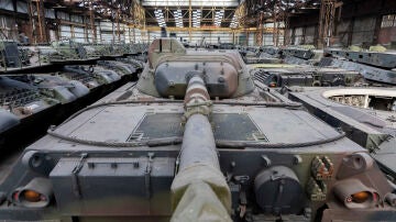 Mientras los europeos tienen que enviar Leopards 2 y otros tanques a Ucrania, unos 500 tanques pesados y ligeros (Leopards 1 y Cheetahs...) están almacenados en los hangares de la empresa de defensa OIP Land Systems, cerca de Tournais, en Bélgica.