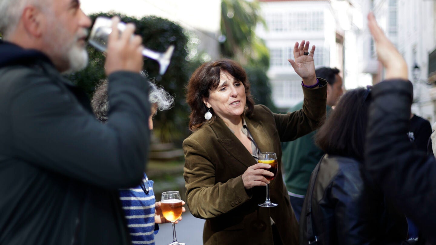 La candidata de Podemos a la presidencia de la Xunta de Galicia, Isabel Faraldo, se toma un vermú con los amigos durante la jornada de reflexión de las elecciones al Parlamento de Galicia.