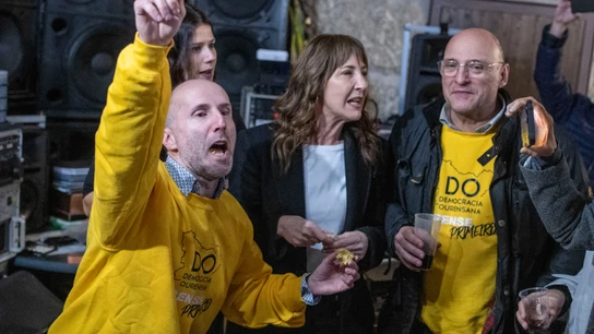 El alcalde de Ourense y líder de Democracia Ourensana, Gonzalo Pérez Jácome (i) junto al cabeza de lista a las elecciones autonómicas, Armando Ojea (d), entre otras, durante el cierre de campaña del partido celebrado este viernes en Velle (Ourense).  El alcalde de Ourense y líder de Democracia Ourensana, Gonzalo Pérez Jácome (i) junto al cabeza de lista a las elecciones autonómicas, Armando Ojea (d), entre otras, durante el cierre de campaña del partido celebrado este viernes en Velle (Ourense).