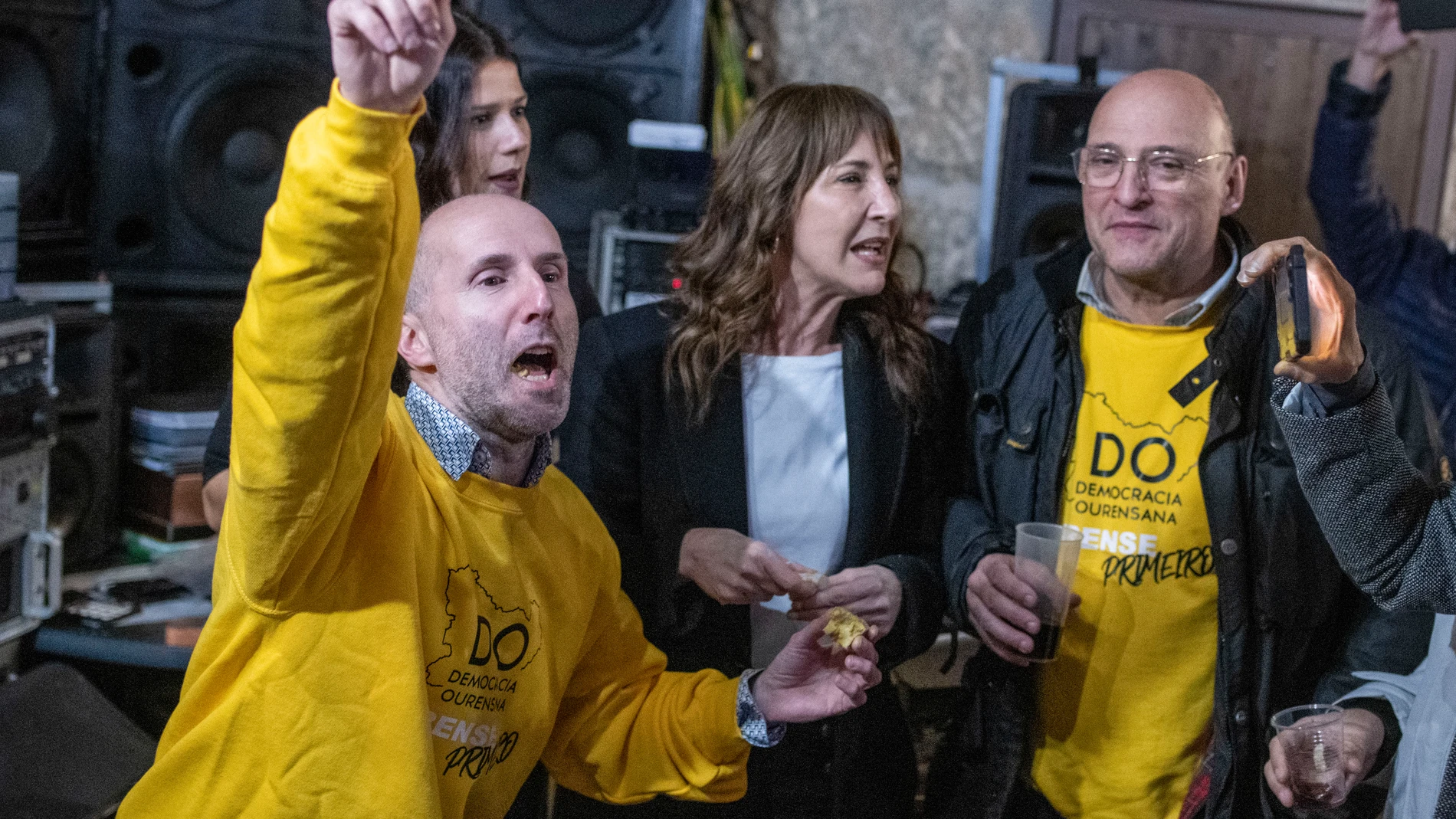 El alcalde de Ourense y líder de Democracia Ourensana, Gonzalo Pérez Jácome (i) junto al cabeza de lista a las elecciones autonómicas, Armando Ojea (d), entre otras, durante el cierre de campaña del partido celebrado este viernes en Velle (Ourense). 