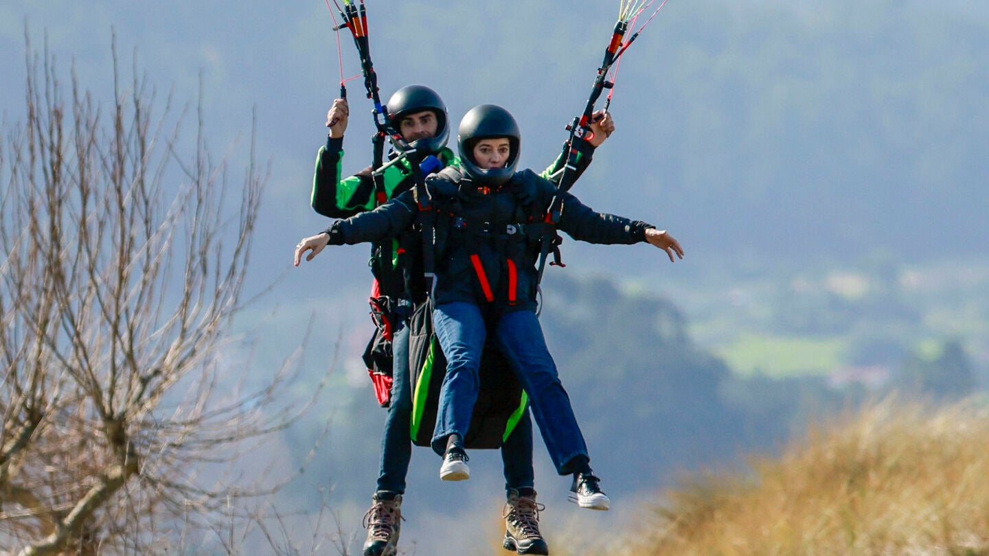 La candidata de Sumar Galicia a la Xunta, Marta Lois, voló en parapente en la Ría de Muros y Noia, en la jornada de reflexión este sábado durante la jornada de reflexión, en Portosín, A Coruña