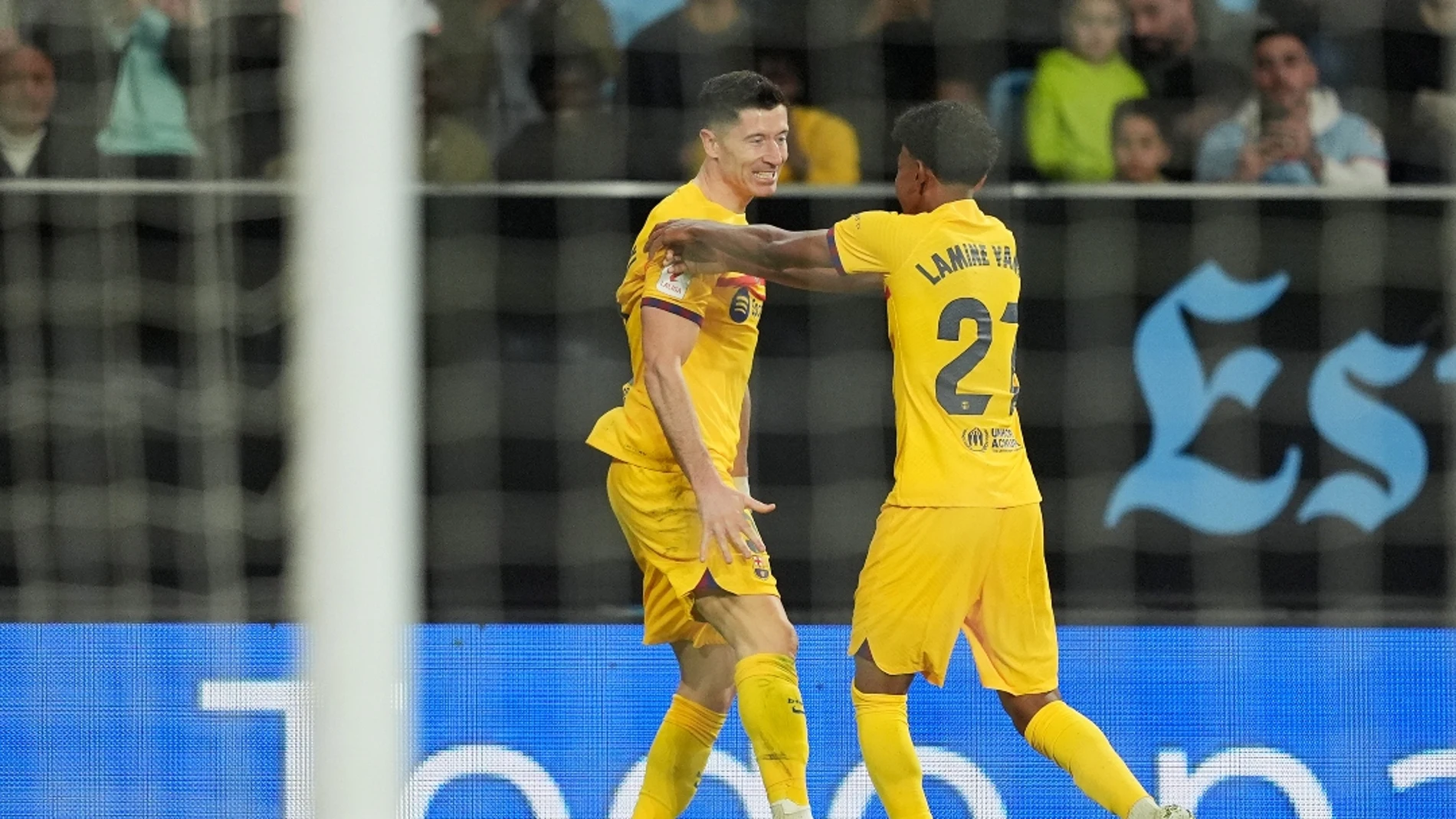 Robert Lewandowski y Lamine Yamal celebran un gol ante el Celta