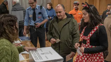 En la imagen, una persona disfrazada vota en un colegio electoral en Xinzo de Limia (Ourense), este domingo.