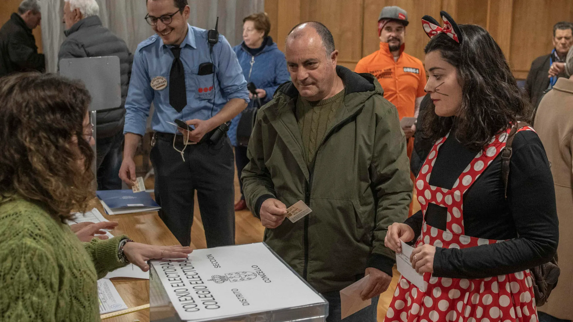En la imagen, una persona disfrazada vota en un colegio electoral en Xinzo de Limia (Ourense), este domingo. En la imagen, una persona disfrazada vota en un colegio electoral en Xinzo de Limia (Ourense), este domingo.