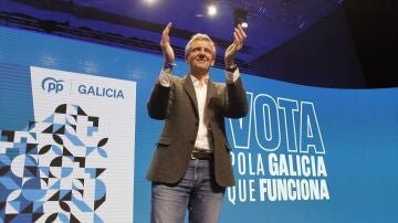 El presidente de la Xunta de Galicia y candidato del PP a la reelección, Alfonso Rueda, interviene durante el cierre de la campaña electoral del PP, a 16 de febrero de 2024, en Palexco, A Coruña, Galicia (España). 