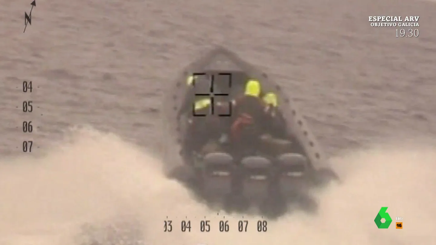 Un guardia civil explica paso a paso cómo actúan contra los narcos en el Estrecho: "Intentamos llegar lo más cerca de ellos con las luces apagadas" Un guardia civil explica paso a paso cómo actúan contra los narcos en el Estrecho: "Intentamos llegar lo más cerca de ellos con las luces apagadas"