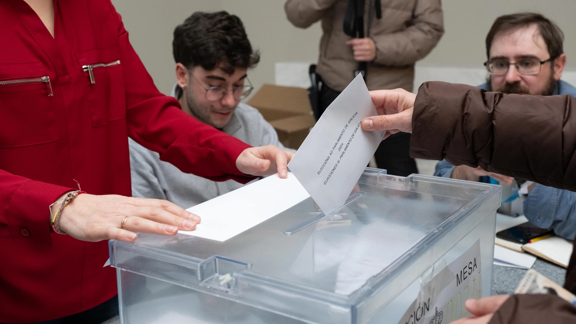 Una persona vota en el Centro Galego de Arte Contemporáneo (CGAC), este 18F en Santiago de Compostela.