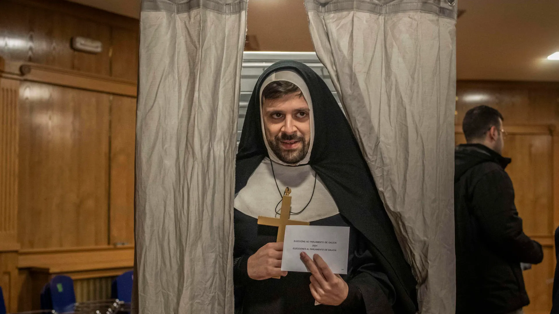 En la imagen, una persona disfrazada vota en un colegio electoral en Xinzo de Limia (Ourense), este domingo.  En la imagen, una persona disfrazada vota en un colegio electoral en Xinzo de Limia (Ourense), este domingo.