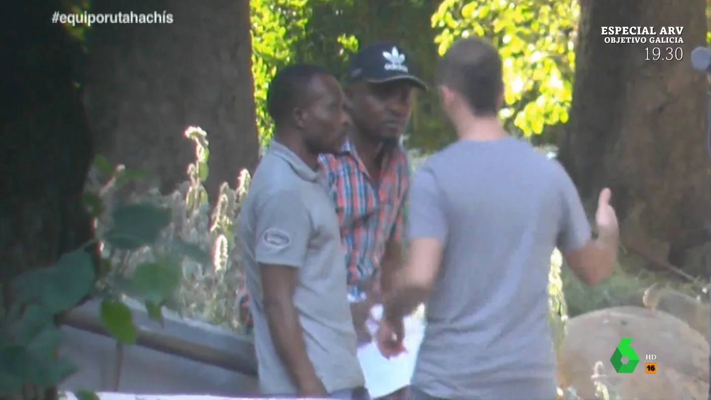 Equipo de Investigación graba en directo cómo se vende Hachís en El Retiro: "Una bellota, 100 euros" Equipo de Investigación graba en directo cómo se vende Hachís en El Retiro: "Una bellota, 100 euros"