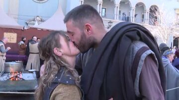Los besos inundan Teruel en el cierre de los actos que recrean las Bodas de los Amantes de Teurel