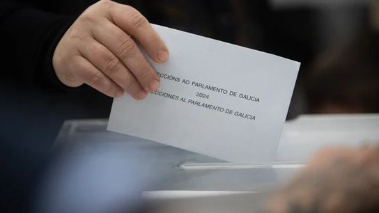 Un hombre ejerce su derecho al voto en un colegio electoral en Vigo, durante la jornada electoral del 18F de 2024 Un hombre ejerce su derecho al voto en un colegio electoral en Vigo, durante la jornada electoral del 18F de 2024