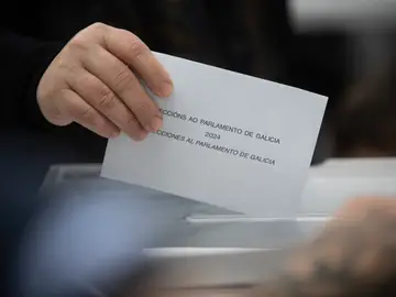 Un hombre ejerce su derecho al voto en un colegio electoral en Vigo, durante la jornada electoral del 18F de 2024