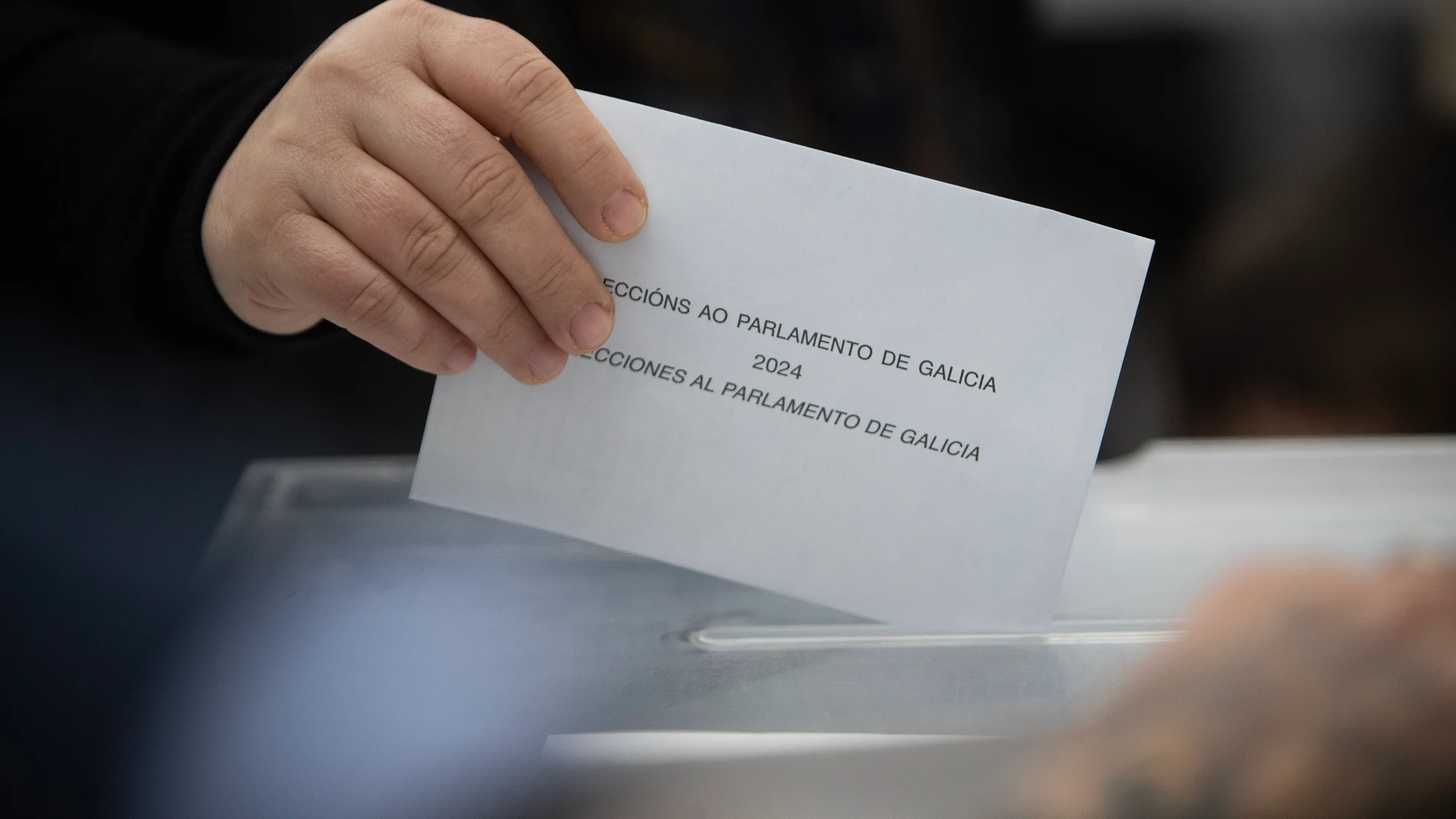 Un hombre ejerce su derecho al voto en un colegio electoral en Vigo, durante la jornada electoral del 18F de 2024