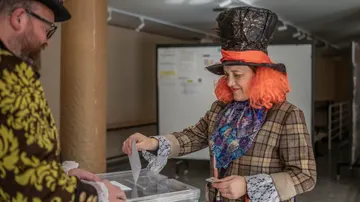 Una persona disfrazada vota en un colegio electoral en Xinzo de Limia (Ourense), este domingo. 