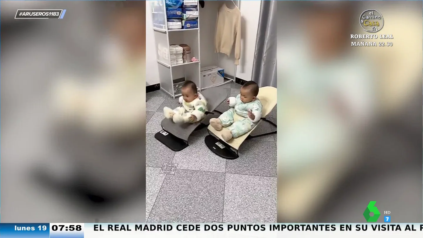 Dos bebés utilizan sus mecedoras para impulsarse y llegar a alcanzar sus queridos biberones Dos bebés utilizan sus mecedoras para impulsarse y llegar a alcanzar sus queridos biberones