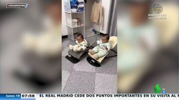 Dos bebés utilizan sus mecedoras para impulsarse y llegar a alcanzar sus queridos biberones