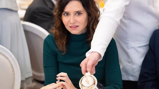 Ayuso, sobre las críticas a la mascletá: "Debe ser que los patos en Valencia lo resisten todo y en Madrid, patas arriba" Ayuso, sobre las críticas a la mascletá: "Debe ser que los patos en Valencia lo resisten todo y en Madrid, patas arriba"