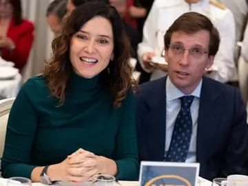 Isabel Díaz Ayuso, y el alcalde de Madrid, José Luis Martínez-Almeida, durante un desayuno informativo