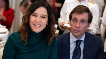 Isabel Díaz Ayuso, y el alcalde de Madrid, José Luis Martínez-Almeida, durante un desayuno informativo