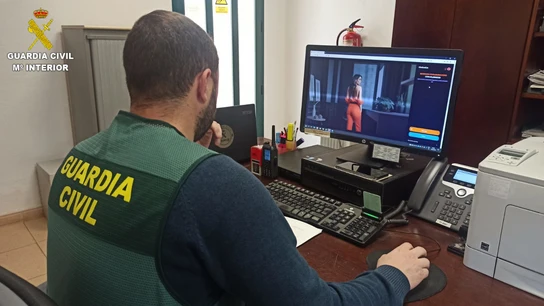 Imagen de la operación policial en la que investigan a 5 menores por modificar imágenes de 17 mujeres con IA. Imagen de la operación policial en la que investigan a 5 menores por modificar imágenes de 17 mujeres con IA.