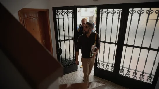 Roberto Leal se derrumba al entrar junto a su madre en su casa de la infancia 30 años después: "Aquí fuimos muy felices" Roberto Leal se derrumba al entrar junto a su madre en su casa de la infancia 30 años después: "Aquí fuimos muy felices"