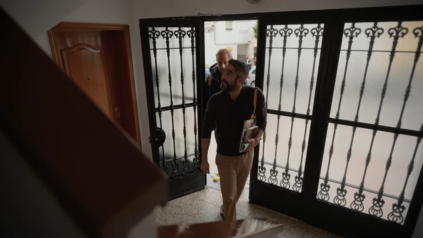 Roberto Leal se derrumba al entrar junto a su madre en su casa de la infancia 30 años después: "Aquí fuimos muy felices" Roberto Leal se derrumba al entrar junto a su madre en su casa de la infancia 30 años después: "Aquí fuimos muy felices"