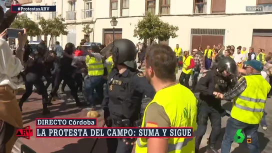 Cargas policiales contra un grupo de agricultores en Córdoba al tratar de acceder al centro de la ciudad Cargas policiales contra un grupo de agricultores en Córdoba al tratar de acceder al centro de la ciudad