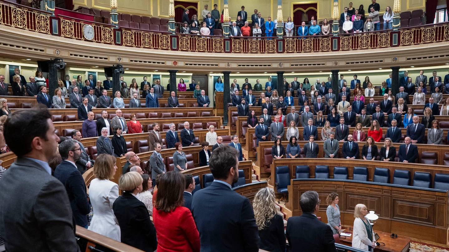 Minuto de silencio por los dos agentes de la Guardia Civil asesinados en acto de servicio en Barbate en el Congreso Minuto de silencio por los dos agentes de la Guardia Civil asesinados en acto de servicio en Barbate en el Congreso