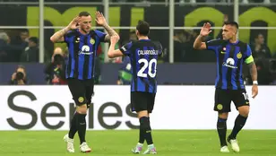 Arnautovic celebra su gol con Çalhanoğlu y Lautaro 
