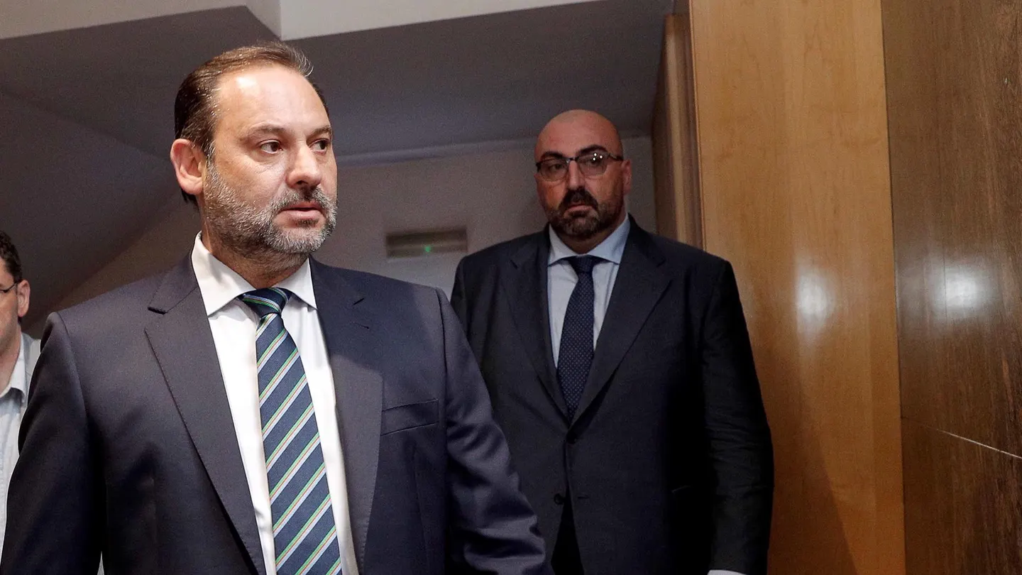 Fotografía de archivo de 2019 de Koldo García junto al entonces ministro de Fomento, José Luis Ábalos Fotografía de archivo de 2019 de Koldo García junto al entonces ministro de Fomento, José Luis Ábalos