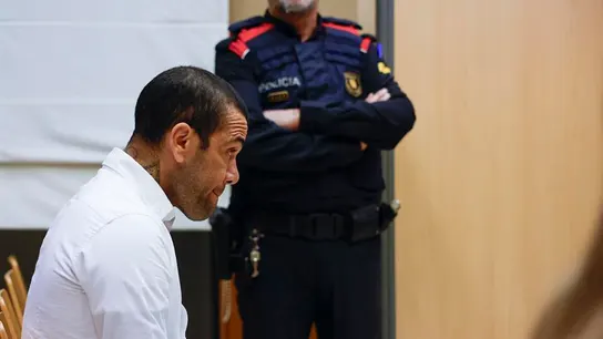 El exfutbolista Dani Alves durante un juicio en la Audiencia de Barcelona, a 5 de febrero de 2024, en Barcelona, Catalunya (España). El exfutbolista Dani Alves durante un juicio en la Audiencia de Barcelona, a 5 de febrero de 2024, en Barcelona, Catalunya (España).