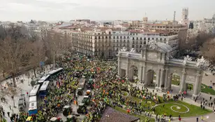 Tractores a su paso por la Puerta de Alcalá durante la concentración en Madrid para reclamar mejoras para el sector agrícola.