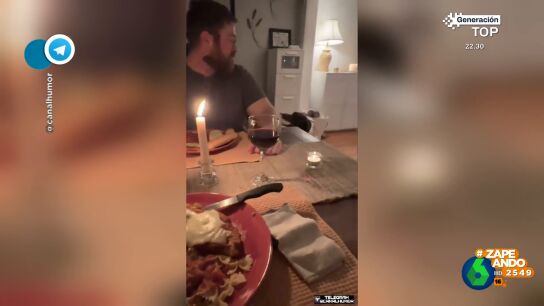 Un perro 'sabotea' la cena rom&aacute;ntica de su due&ntilde;o con una insistente petici&oacute;n