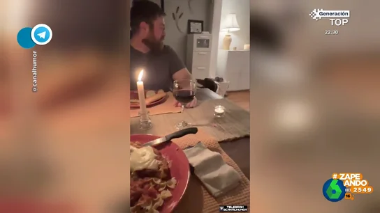 Un perro 'sabotea' la cena romántica de su dueño con una insistente petición Un perro 'sabotea' la cena romántica de su dueño con una insistente petición