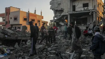 Buscan a desaparecidos entre los escombros tras el ataque aéreo israelí cerca de Al Nusairat, en el sur de Gaza