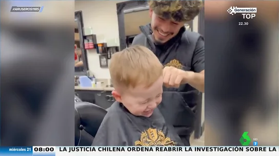 El contagioso ataque de risa que le da a un bebé cuando su peluquero le intenta cortar el pelo El contagioso ataque de risa que le da a un bebé cuando su peluquero le intenta cortar el pelo