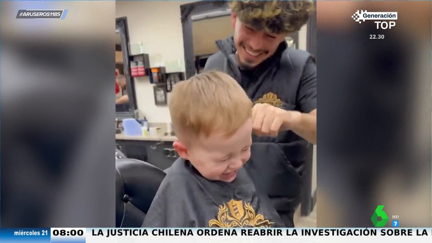 El contagioso ataque de risa que le da a un beb&eacute; cuando su peluquero le intenta cortar el pelo