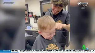 El contagioso ataque de risa que le da a un bebé cuando su peluquero le intenta cortar el pelo