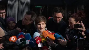 La abogada de Dani Alves, Inés Guardiola, atiende a los medios de comunicación a su salida de la citación de las partes para notificar la sentencia a Dani Alves, en la Audiencia de Barcelona, a 22 de febrero de 2024, en Barcelona, Catalunya (España).