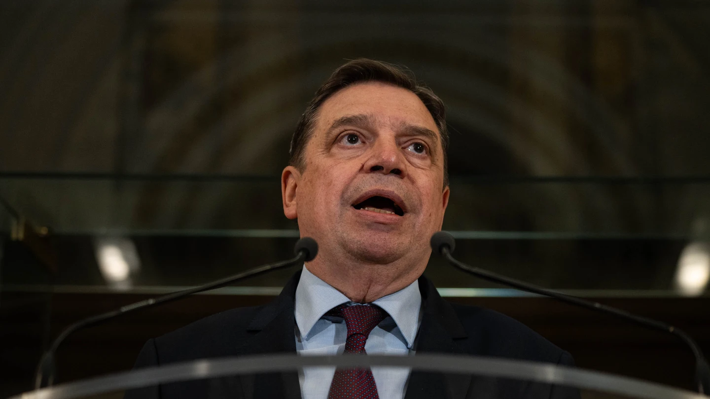 El ministro de Agricultura, Pesca y Alimentación, Luis Planas, ofrece una rueda de prensa tras su reunión con las organizaciones profesionales agrarias responsables de las protestas. El ministro de Agricultura, Pesca y Alimentación, Luis Planas, ofrece una rueda de prensa tras su reunión con las organizaciones profesionales agrarias responsables de las protestas.