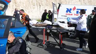 Los servicios de emergencia israelí trasladan a los heridos tras un ataque "terrorista" cerca de Jerusalén 