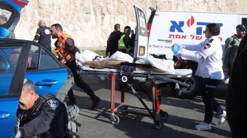 Los servicios de emergencia israelí trasladan a los heridos tras un ataque "terrorista" cerca de Jerusalén 
