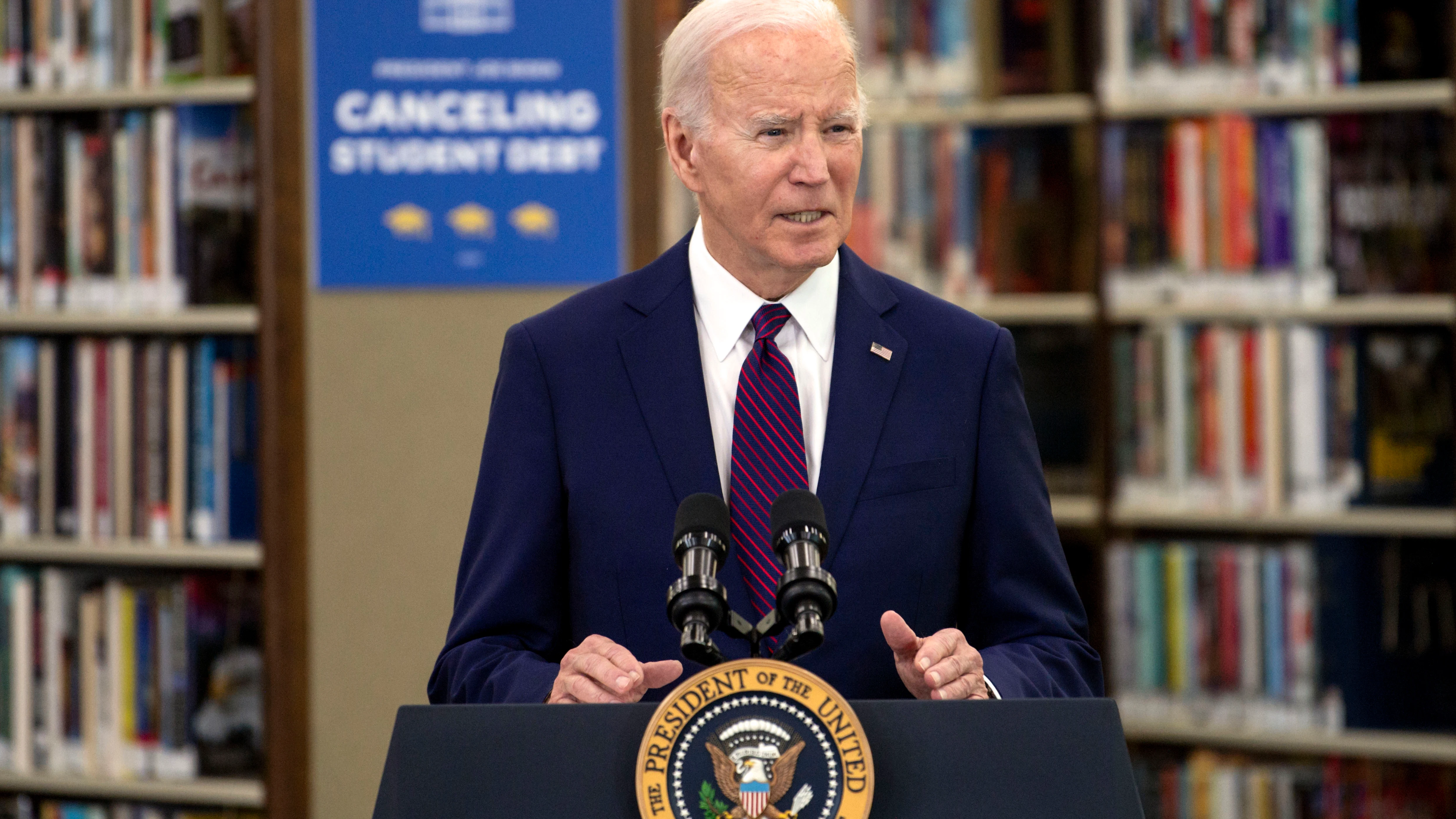 El Presidente anuncia un paquete de medidas de alivio de la deuda estudiantil por valor de 1.200 millones de dólares durante su intervención en la Biblioteca Julian Dixon de Culver City.