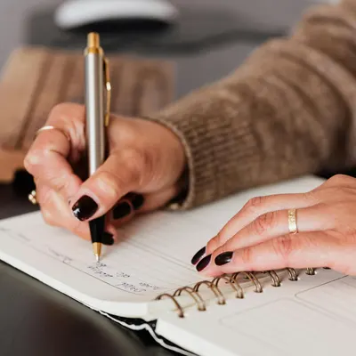 Persona escribiendo en un diario