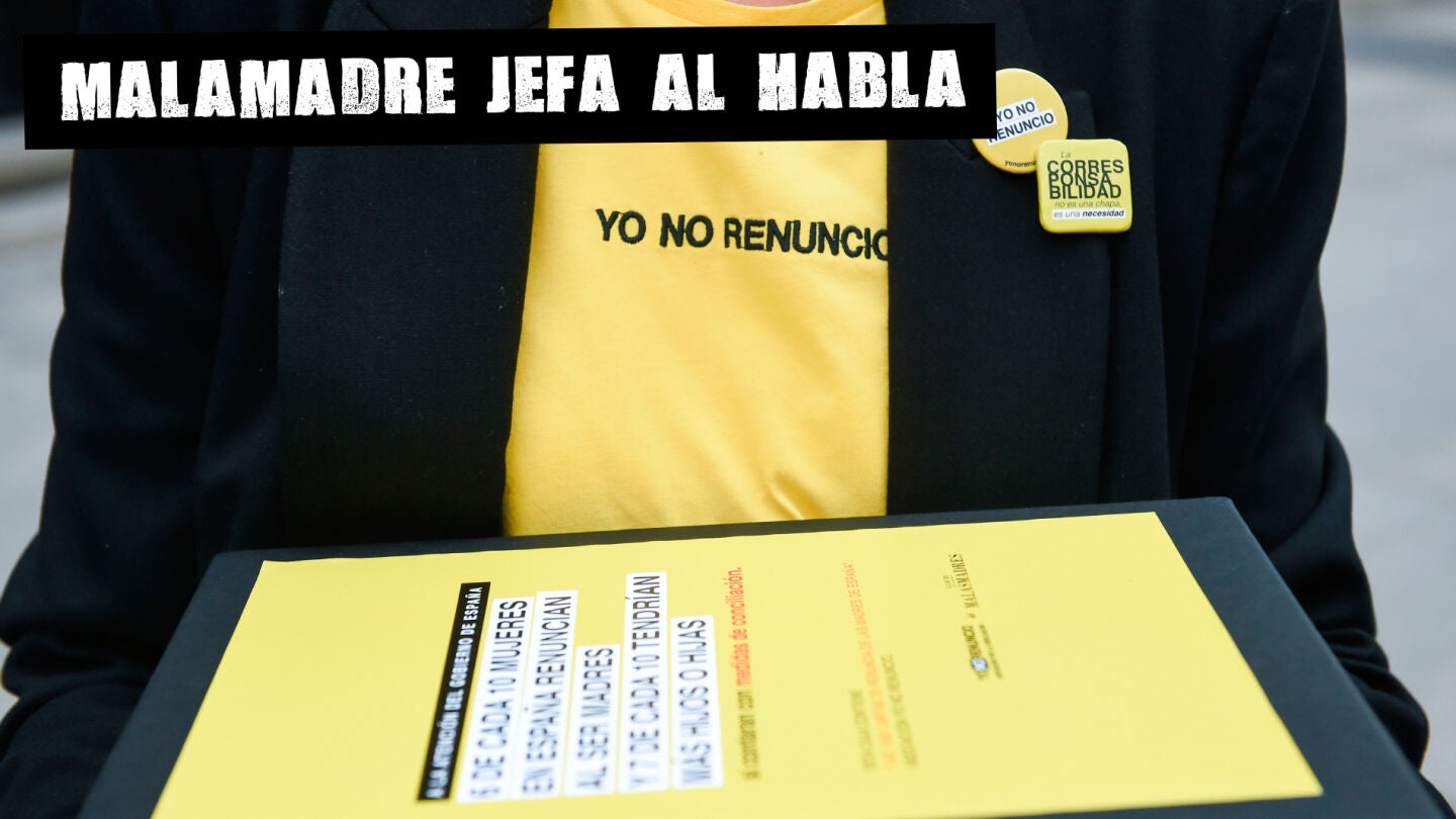 Caja con las 1.000 cartas de renuncia de las madres de Espa&ntilde;a que Laura Baena entreg&oacute; a la ministra de Igualdad, Ana Redondo, en el Ministerio de Igualdad.